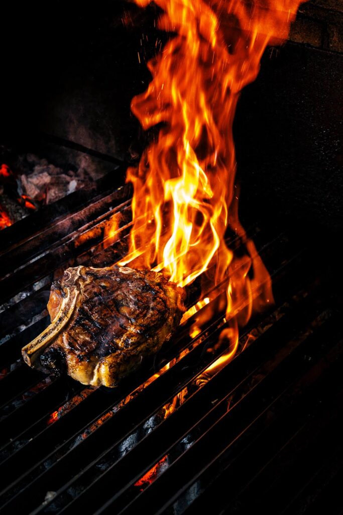 Cocinero junto a la brasa