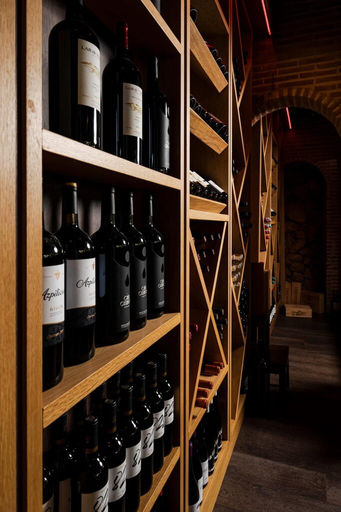 Estantería de vinos